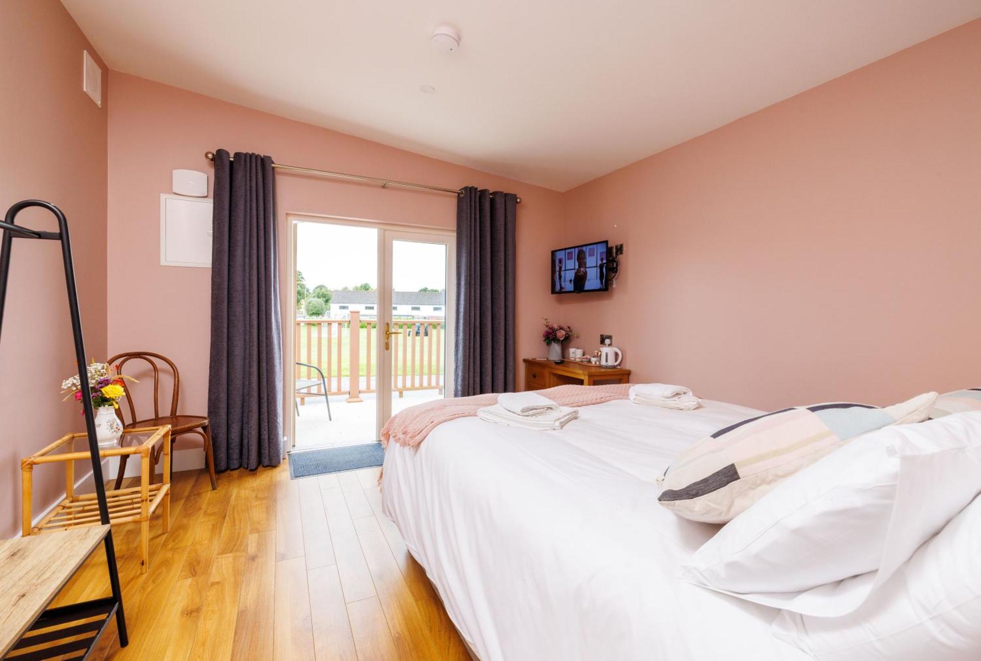 Stoneyford Luxurious Cabins Exterior photo